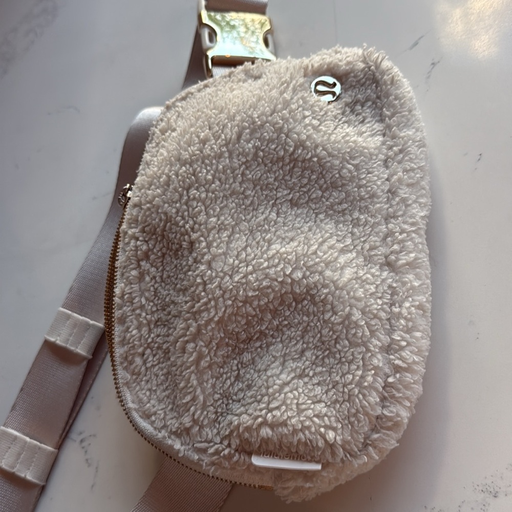 Lululemon Everywhere Sherpa Belt Bag Fleece In Color White Ivory and Gold - Picture 3 of 15